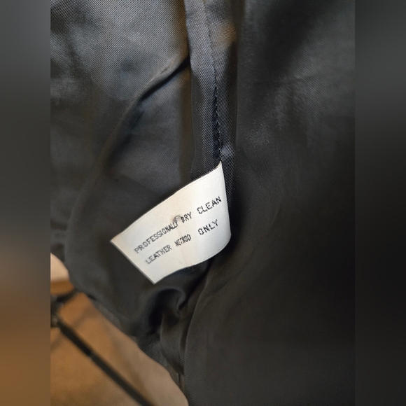 WOMANS Black Leather Jacket - Picture 6 of 9